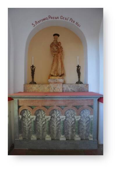 La Statua di Sant’Antonio di Padova a sinistra dell’entrata principale della chiesa di San Zenone