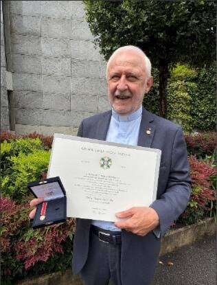 Don Angelo riceve l'onorificenza di Cavaliere dell'Ordine della Stella d'Italia